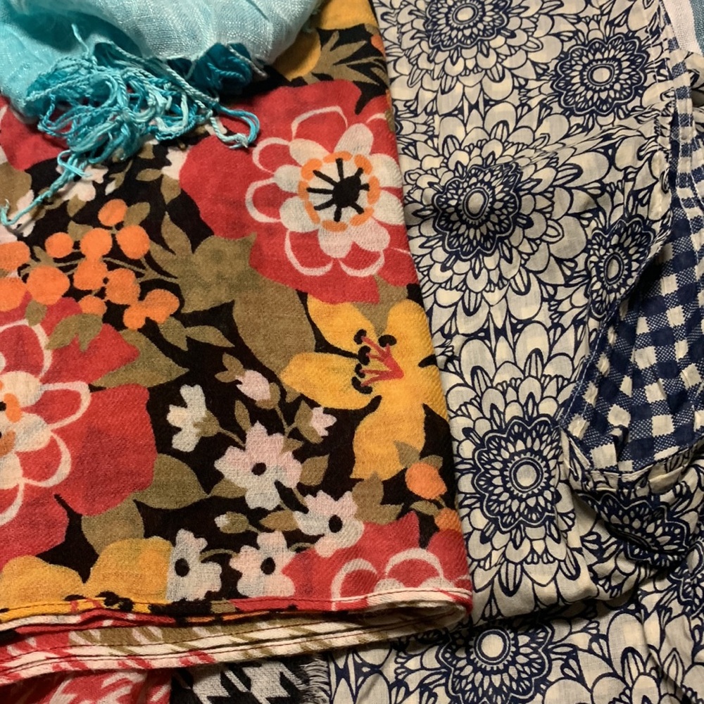 Scarf Lot - Picture 3 of 4